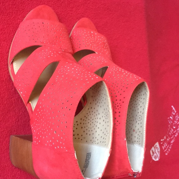 Violet and Red Shoes - Picture 3 of 7